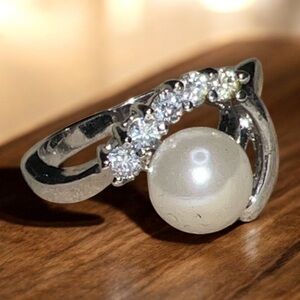 Essentials White Pearl & Rhinestone Silver Tone Ring size 8 Fashion/Costume Ring